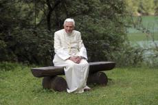 Benedetto XVI solo seduto